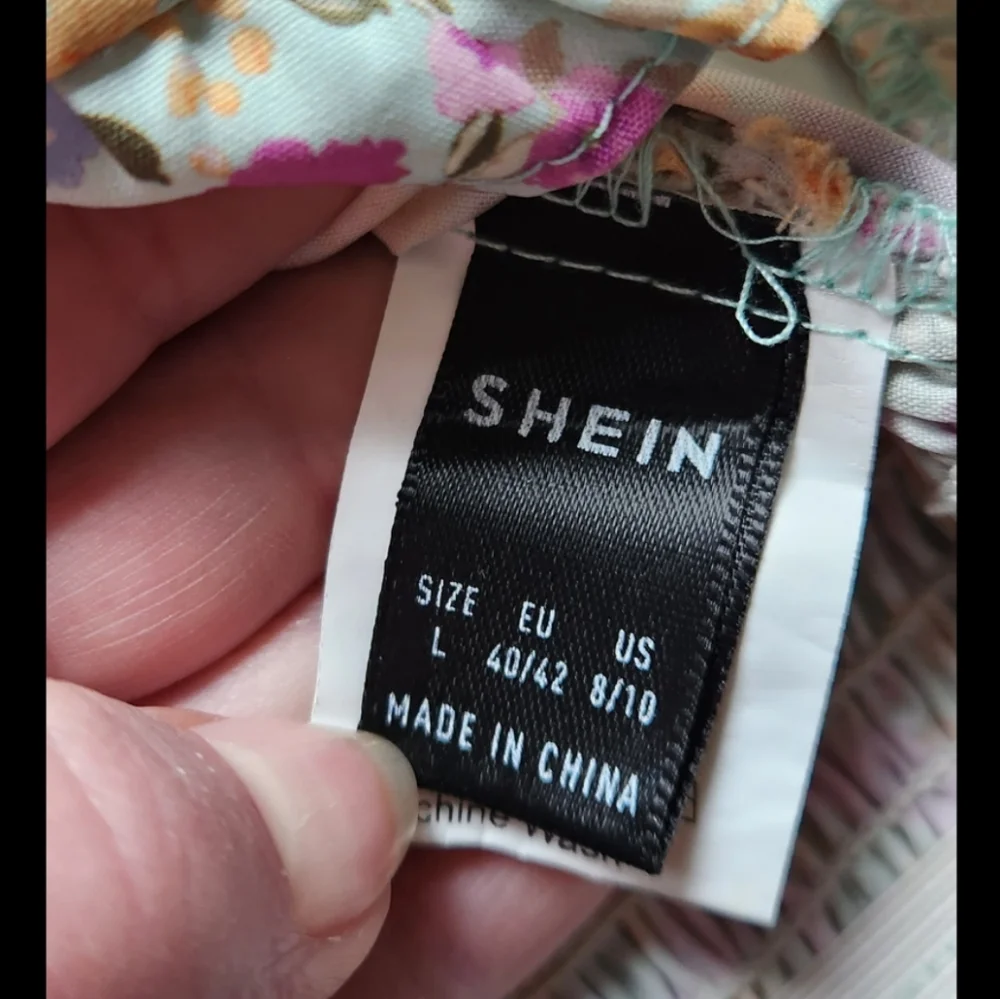 SHEIN crop top, size large, floral design - Picture 3 of 3